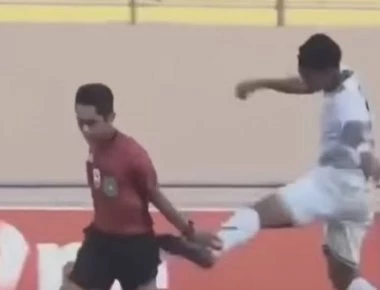 Το ξύλο της χρονιάς του έφαγε διαιτητής για πέναλτι στην Ινδονησία (βίντεο)